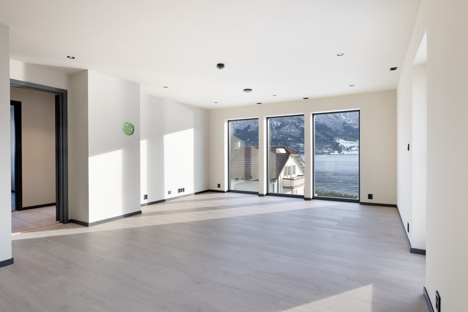 Her blir det satt inn ein vedom type Jotun-134 Galleribilde