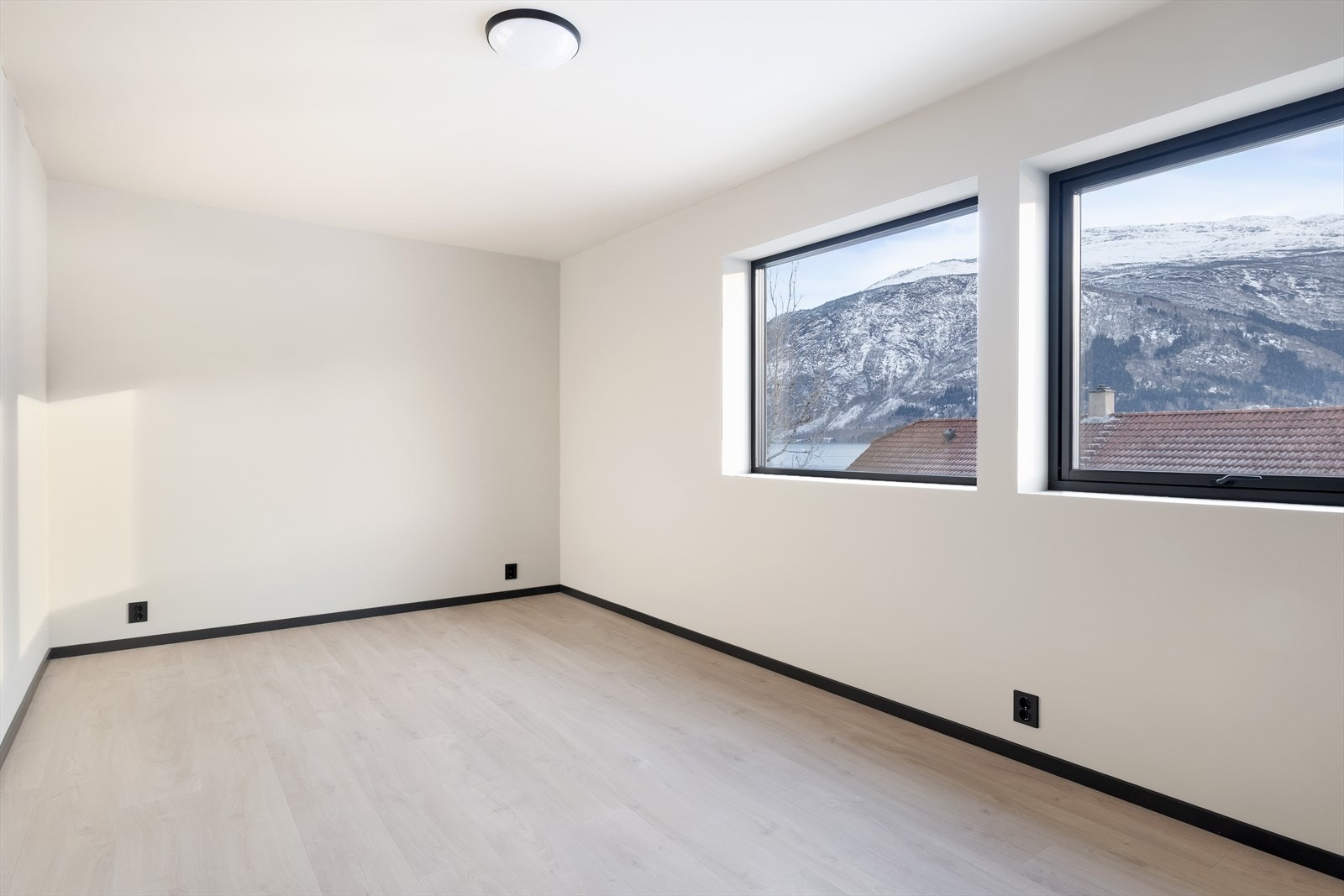 Det største soverommet er på 15, 4 kvm og har nydeleg utsikt til fjorden Galleribilde