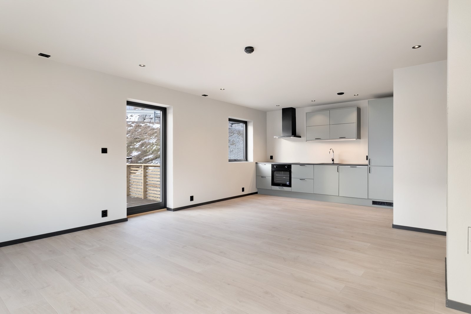 Led-spottar med fleire soner i stove og kjøken Galleribilde