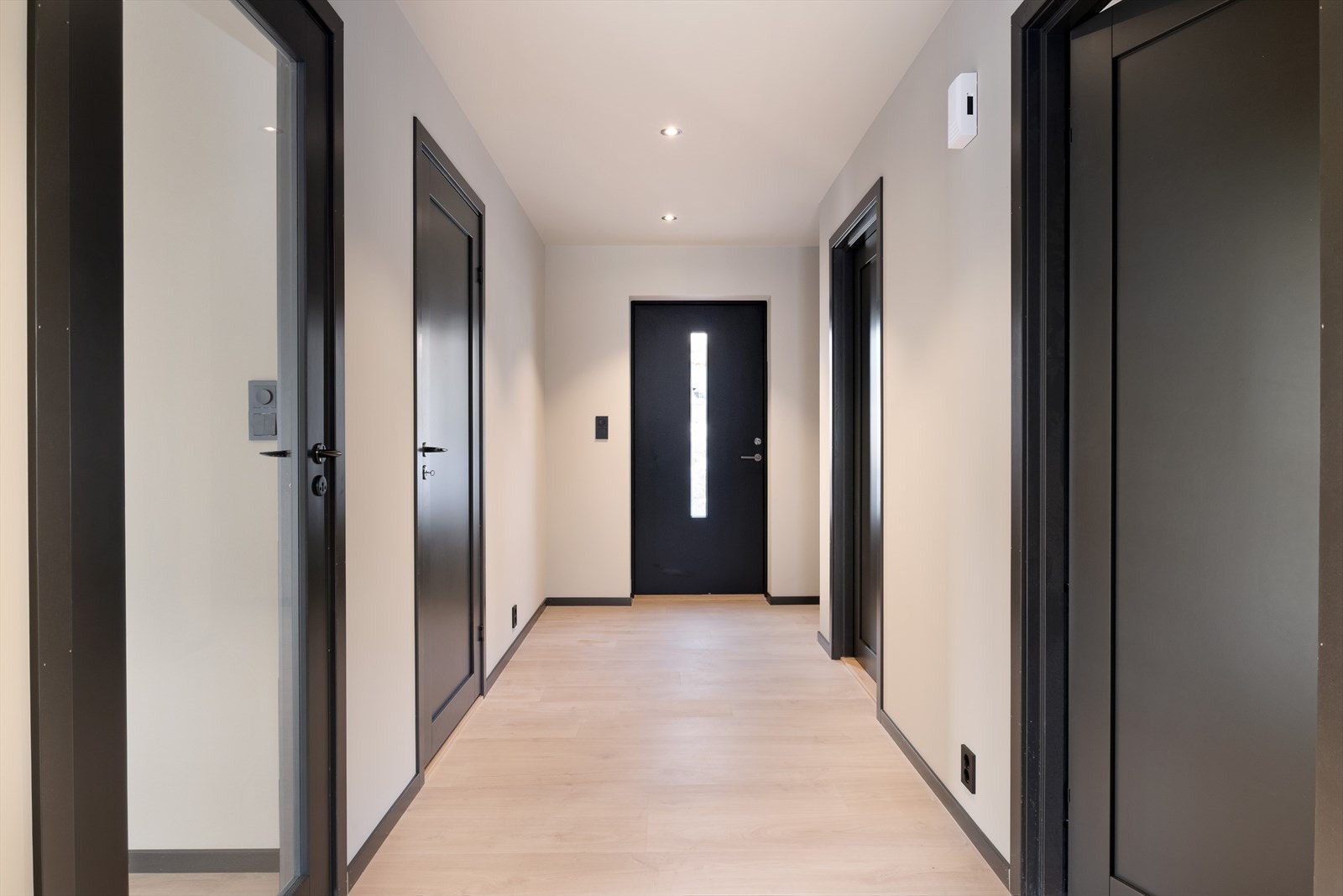 Gang med plass til garderobeskap- Led-spottar i himling Galleribilde