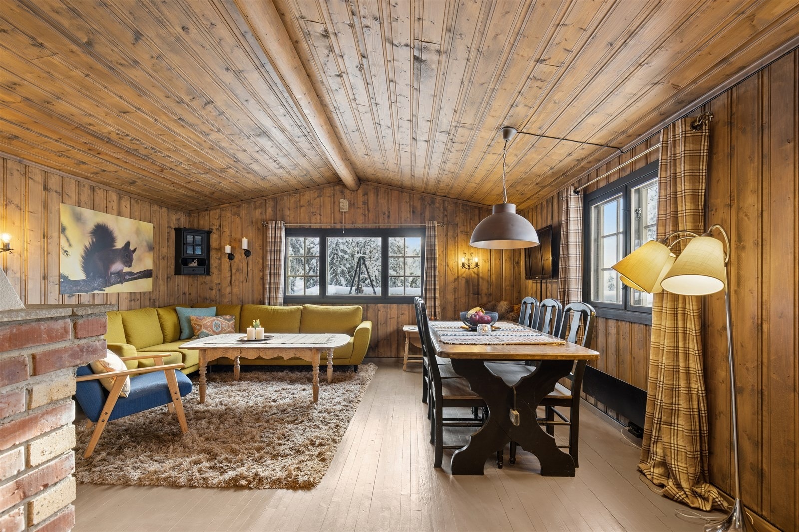 Innbydende stue med plass til sofa og spisebord. Galleribilde