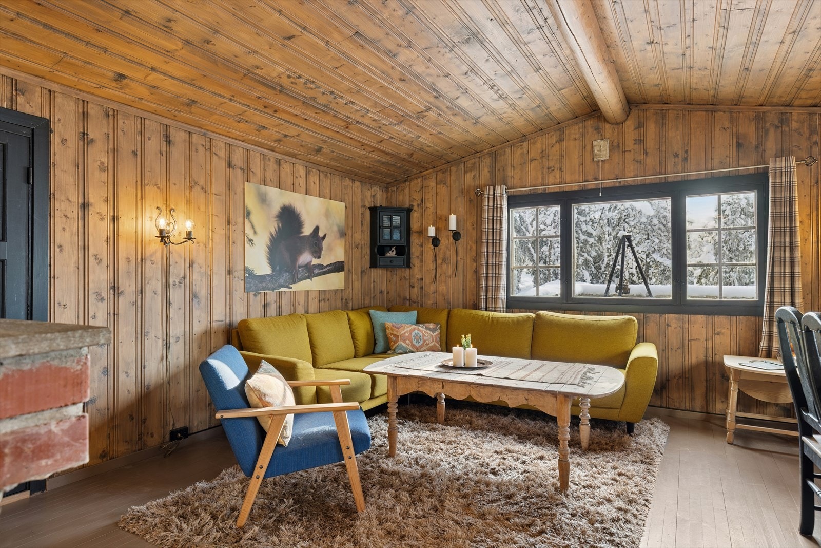 Store vindusflater slipper inn rikelig med naturlig lys. Galleribilde