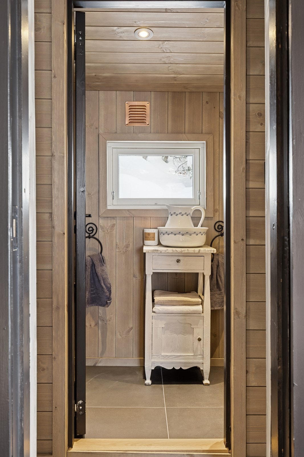 Toalettrom med forbrenningstoalett. Galleribilde