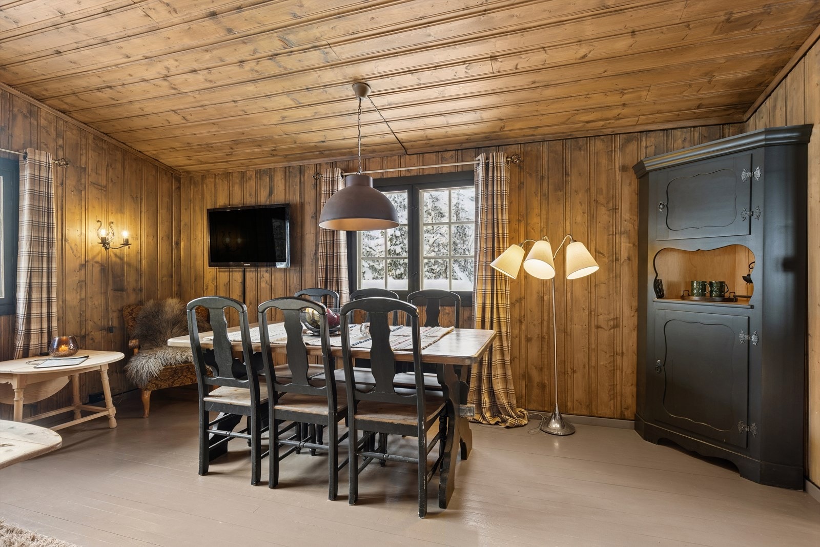 Stuen er malt i delikate farger som passer godt inn. Galleribilde