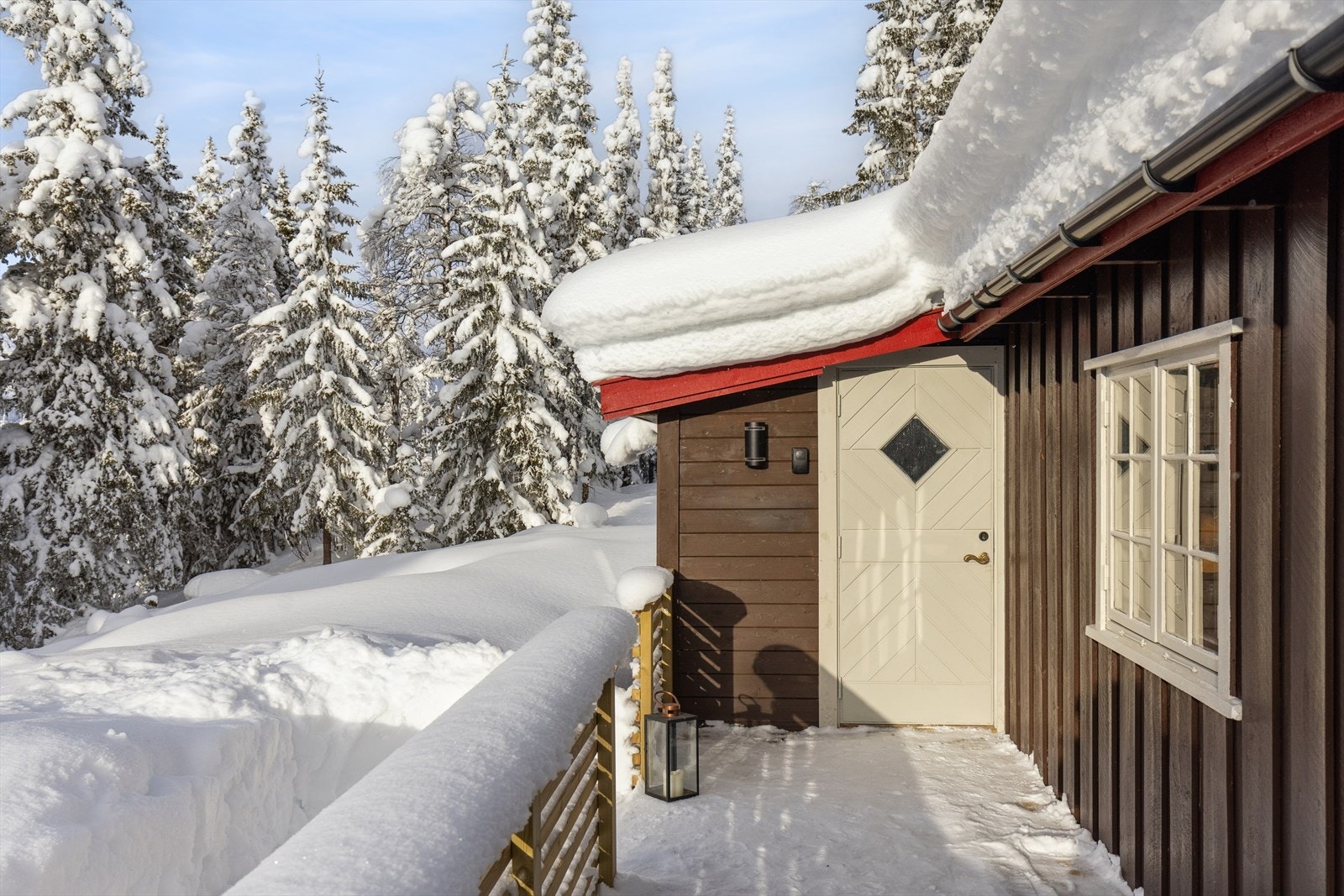 Inngangsparti som ble kledd igjen i 2025. Galleribilde