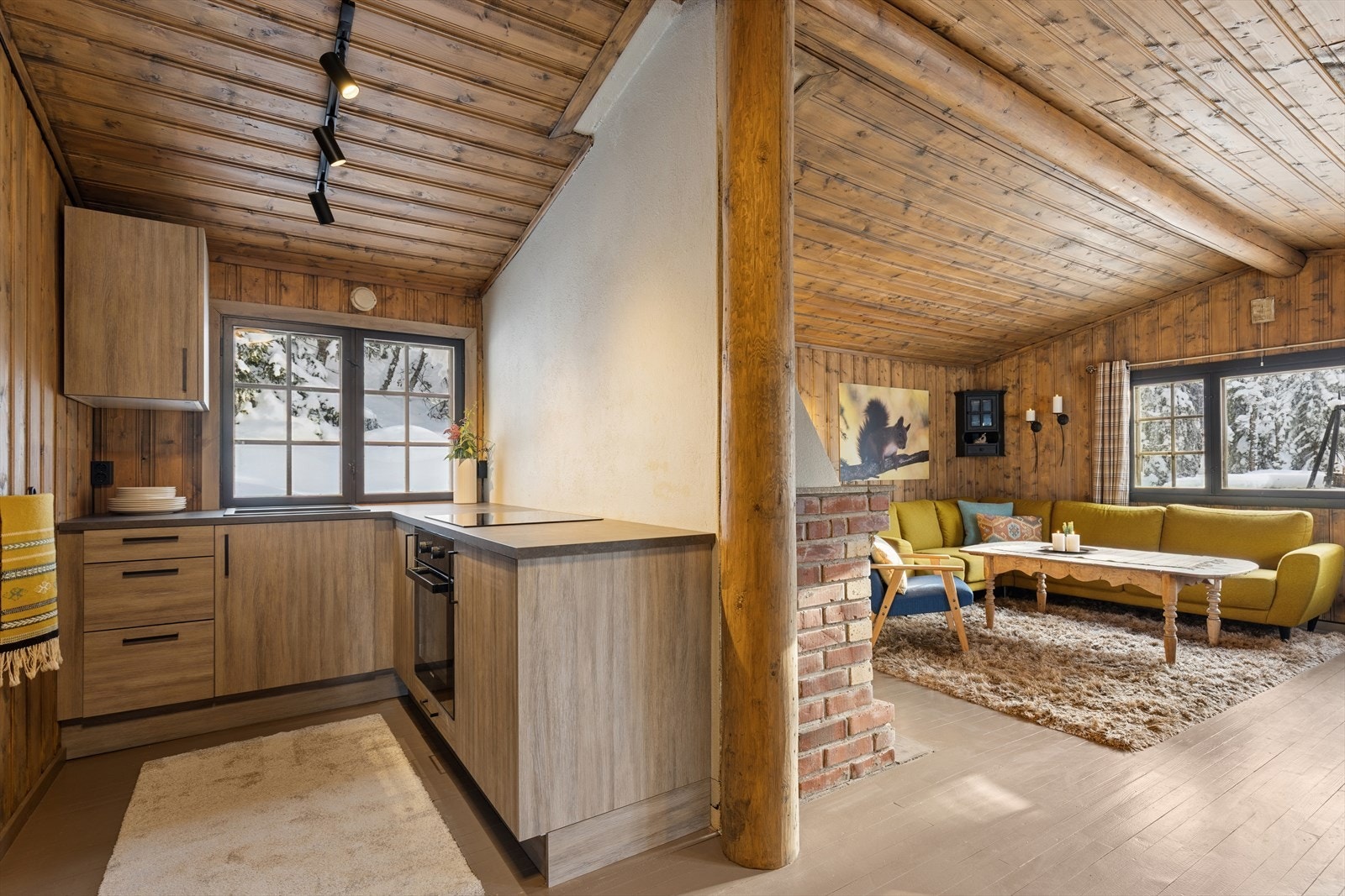 Kjøkkenet har godt med skap og benkeplass. Galleribilde