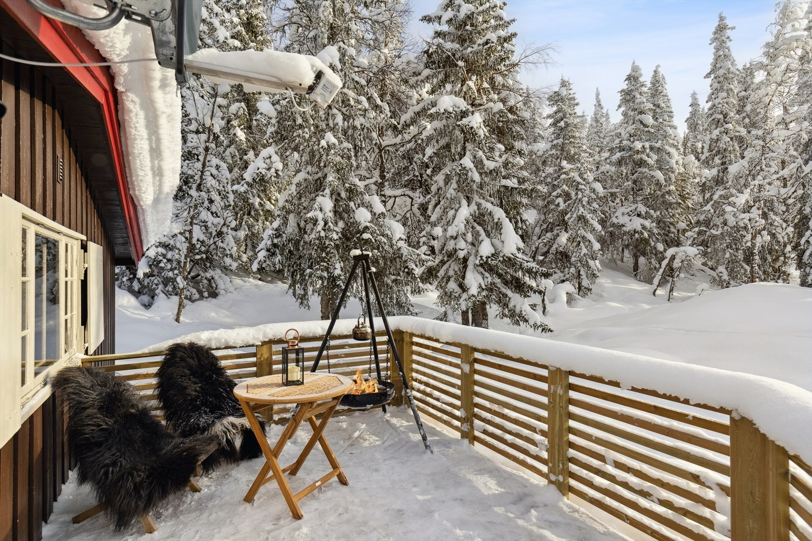 Terrasse oppført i 2025 med plass til utemøbler og bålpanne. Galleribilde
