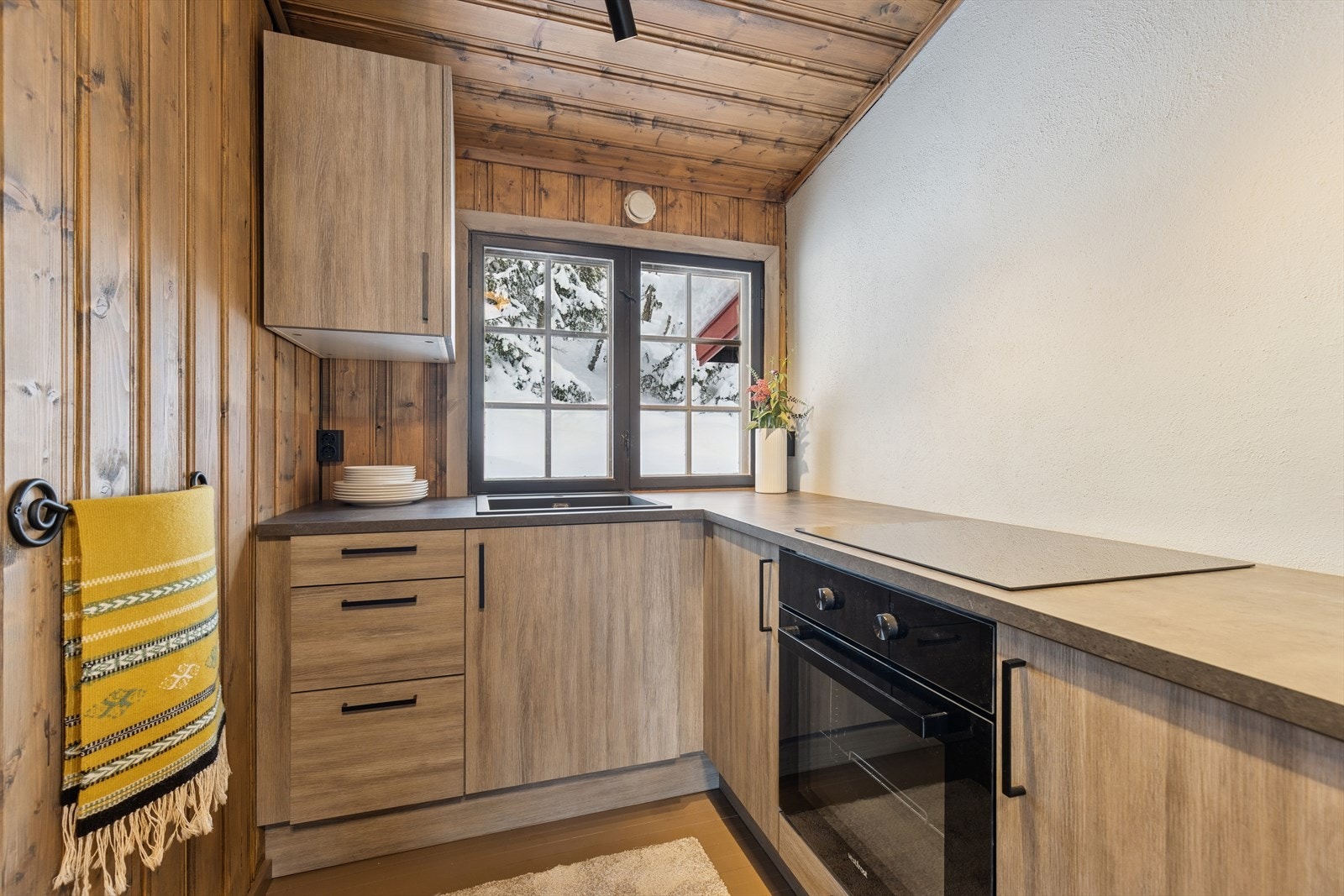 Det er integrert platetopp og stekeovn. Galleribilde