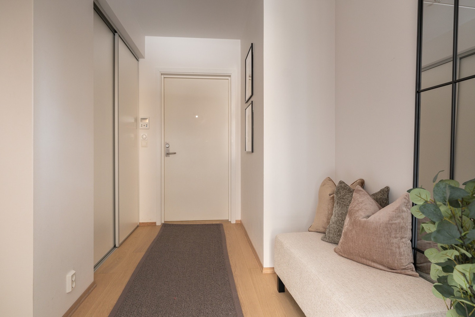 Romslig og flott entré som umiddelbart gir deg et godt førsteinntrykk av leiligheten. Galleribilde