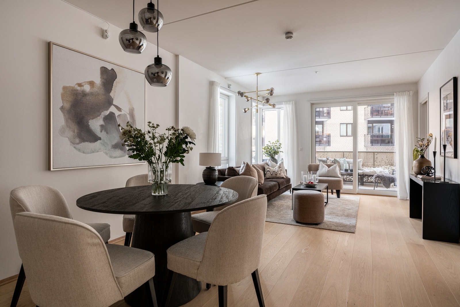 Lys og innbydende stue med gode møbleringsmuligheter. Galleribilde