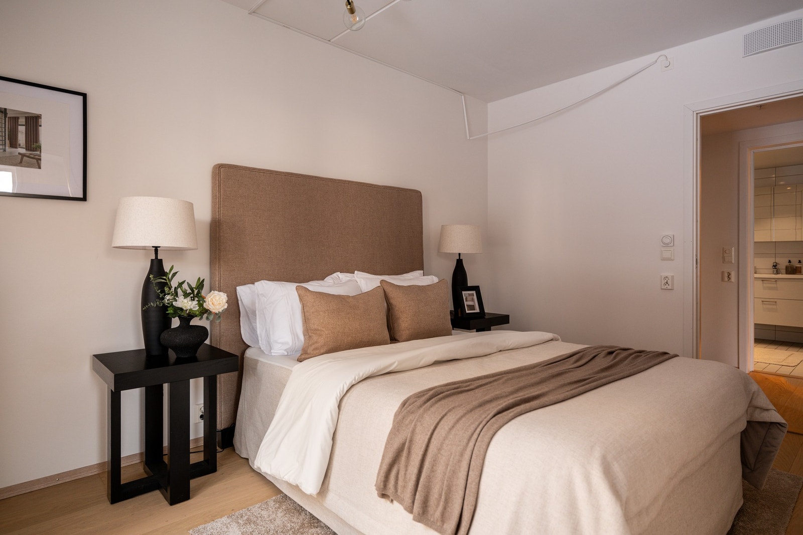 Romslig og pent soverom med god plass til dobbeltseng, nattbord og annet ønsket møblement. Galleribilde