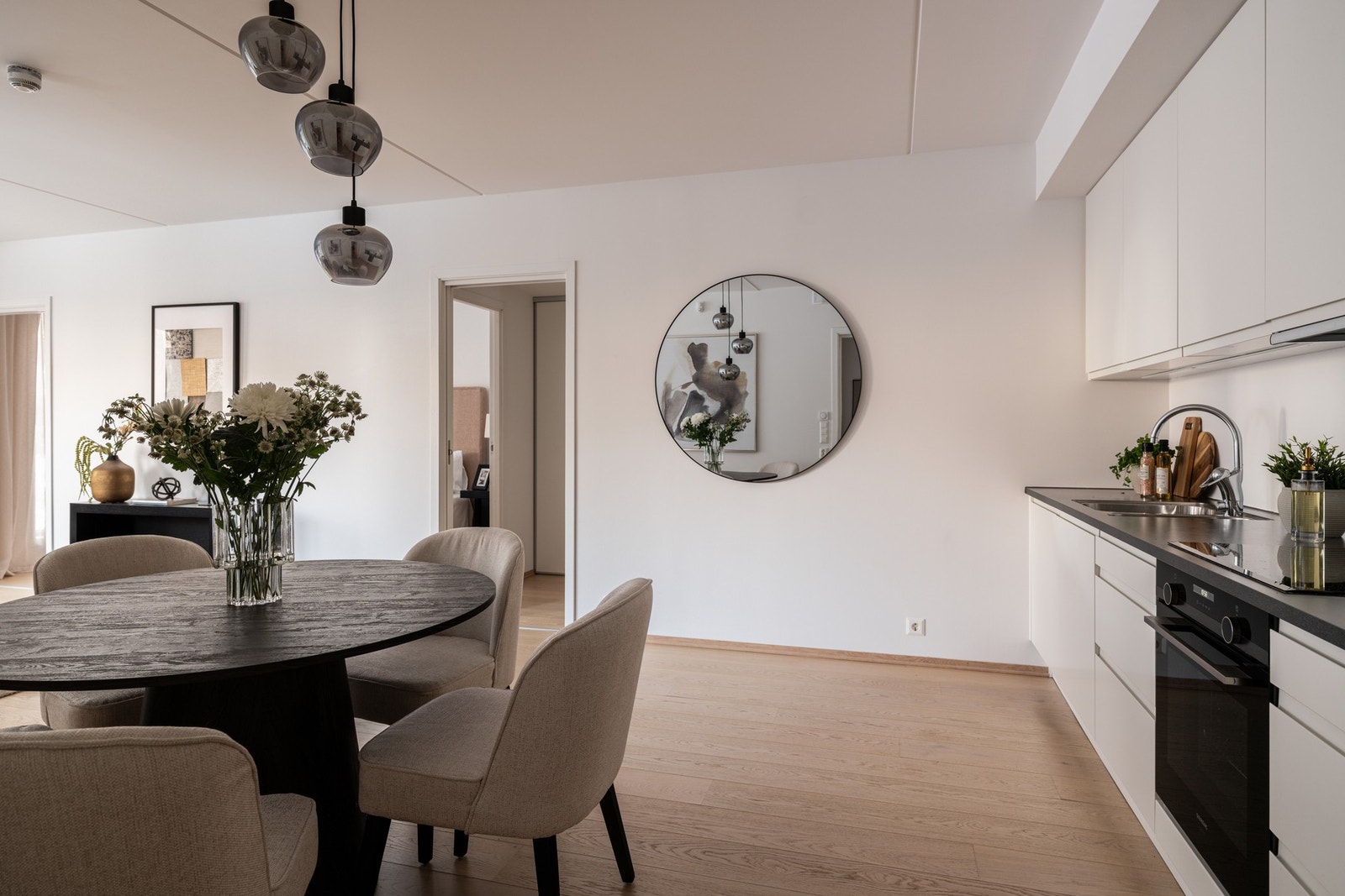 Lys, åpen løsning med naturlig flyt mellom kjøkken og spiseplass. Galleribilde