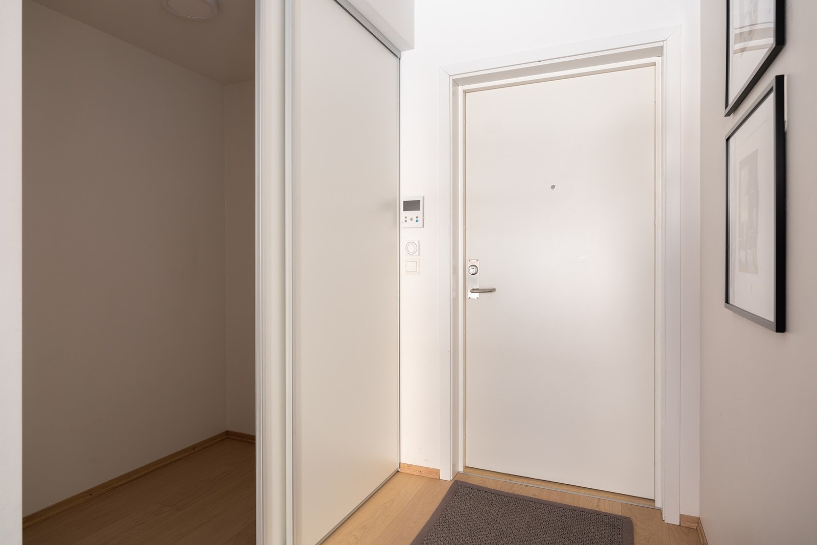 Meget god oppbevaringsplass i skyvedørsgarderobe. Galleribilde