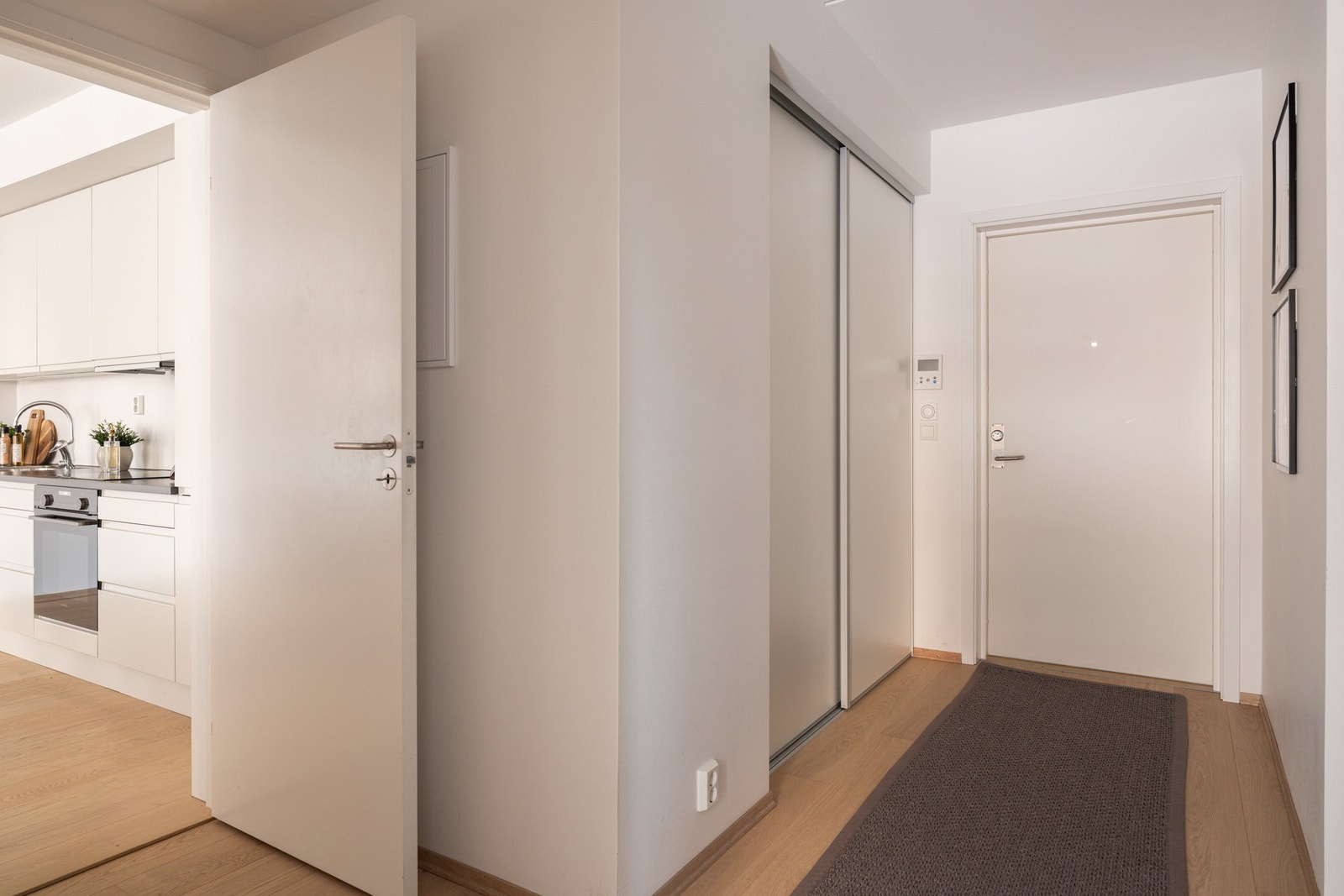 Entréen er utstyrt med en romslig skyvedørsgarderobe. Galleribilde