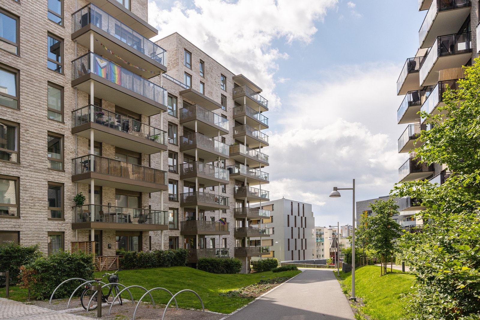 Grønne og velstelte fellesområder med beplantning. Galleribilde