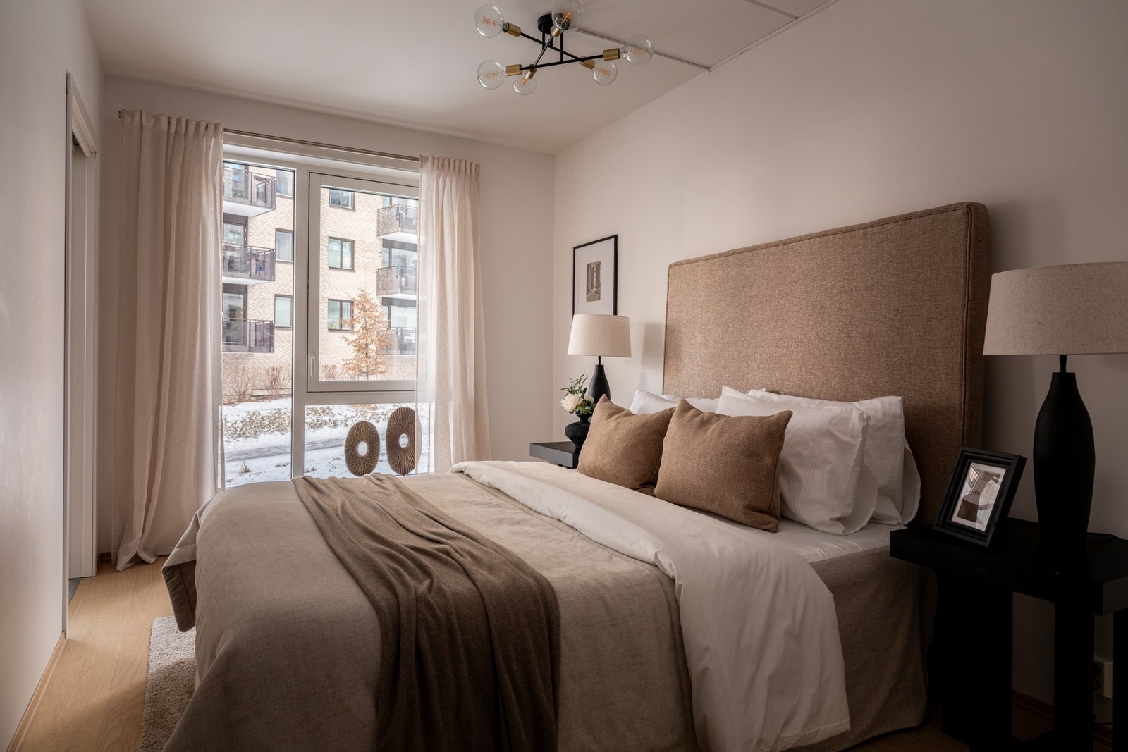 Nydelig soverom med store vinduer og behagelig atmosfære. Galleribilde