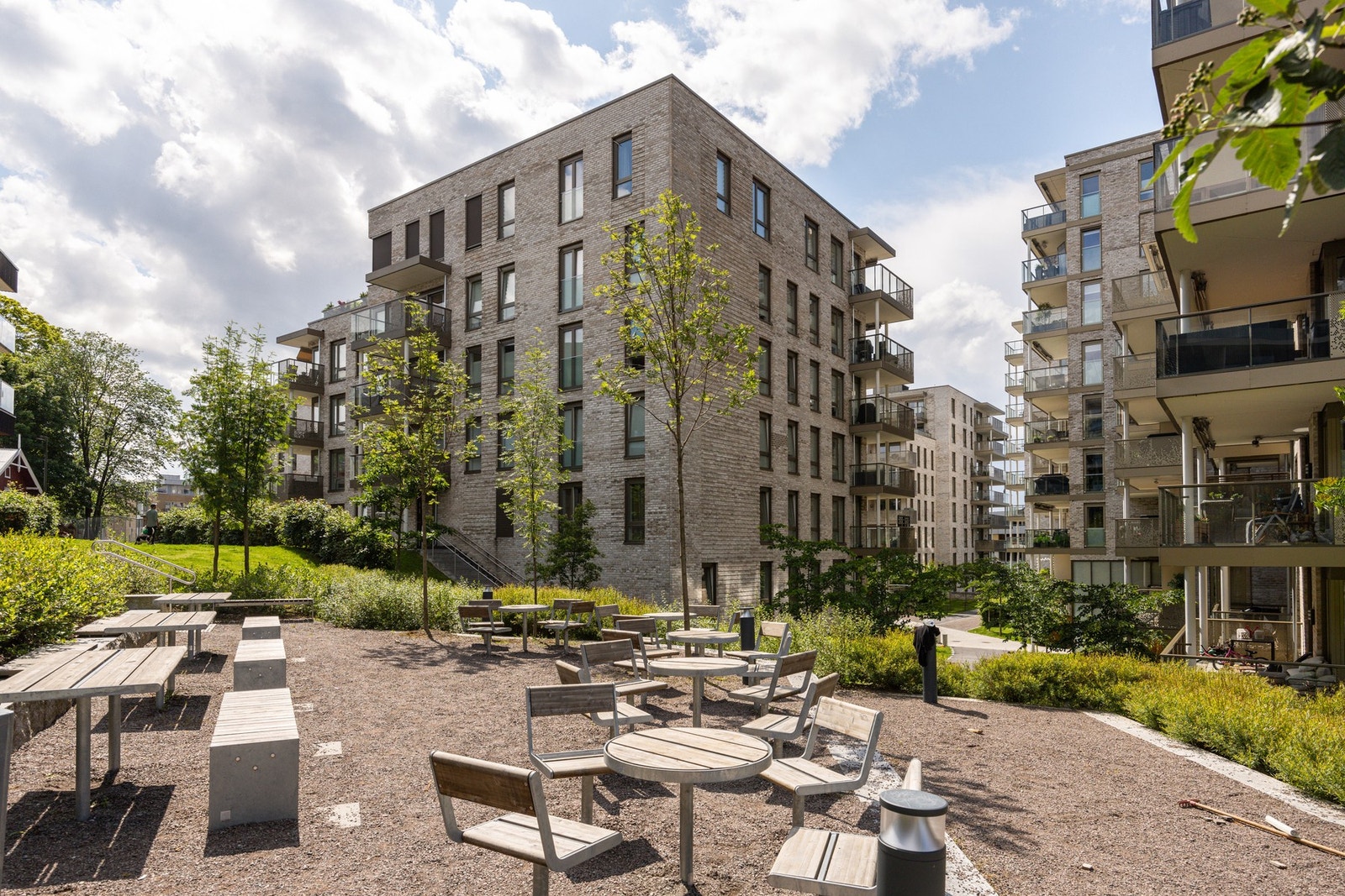 Felles uteområde med sitteplasser - perfekt for sosialt samvær. Galleribilde