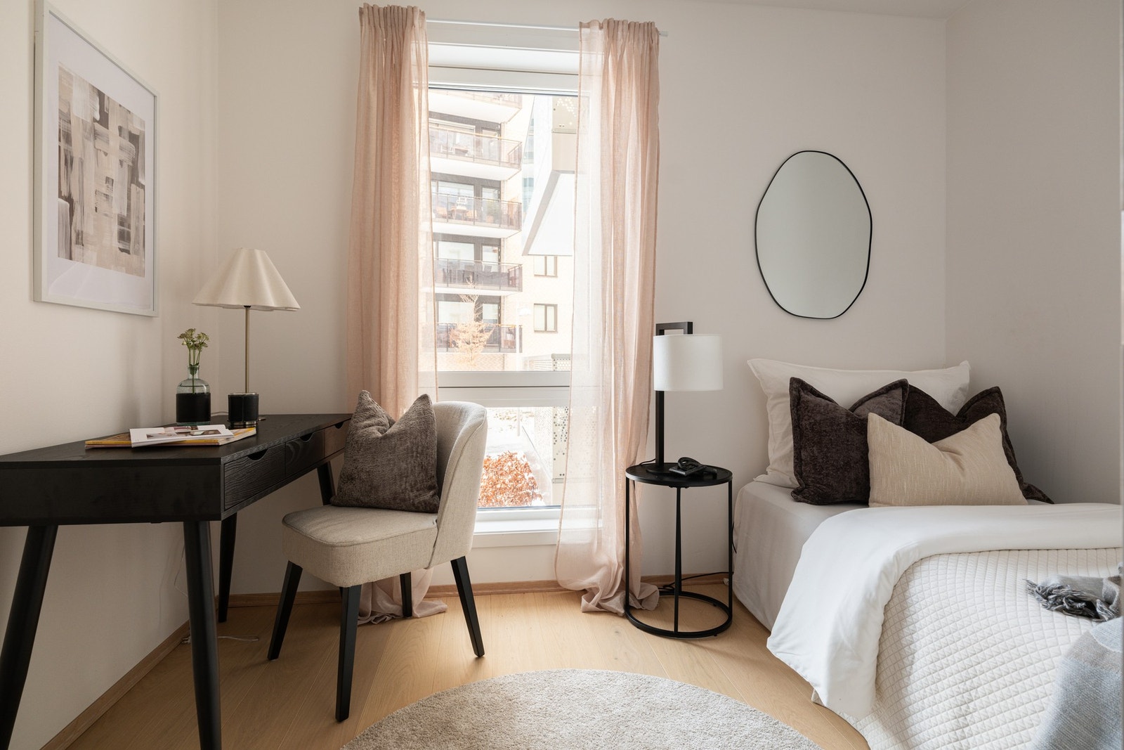 Soverom 2 er også av god størrelse, og egner seg ypperlig som barnerom, gjesterom eller kontor. Galleribilde