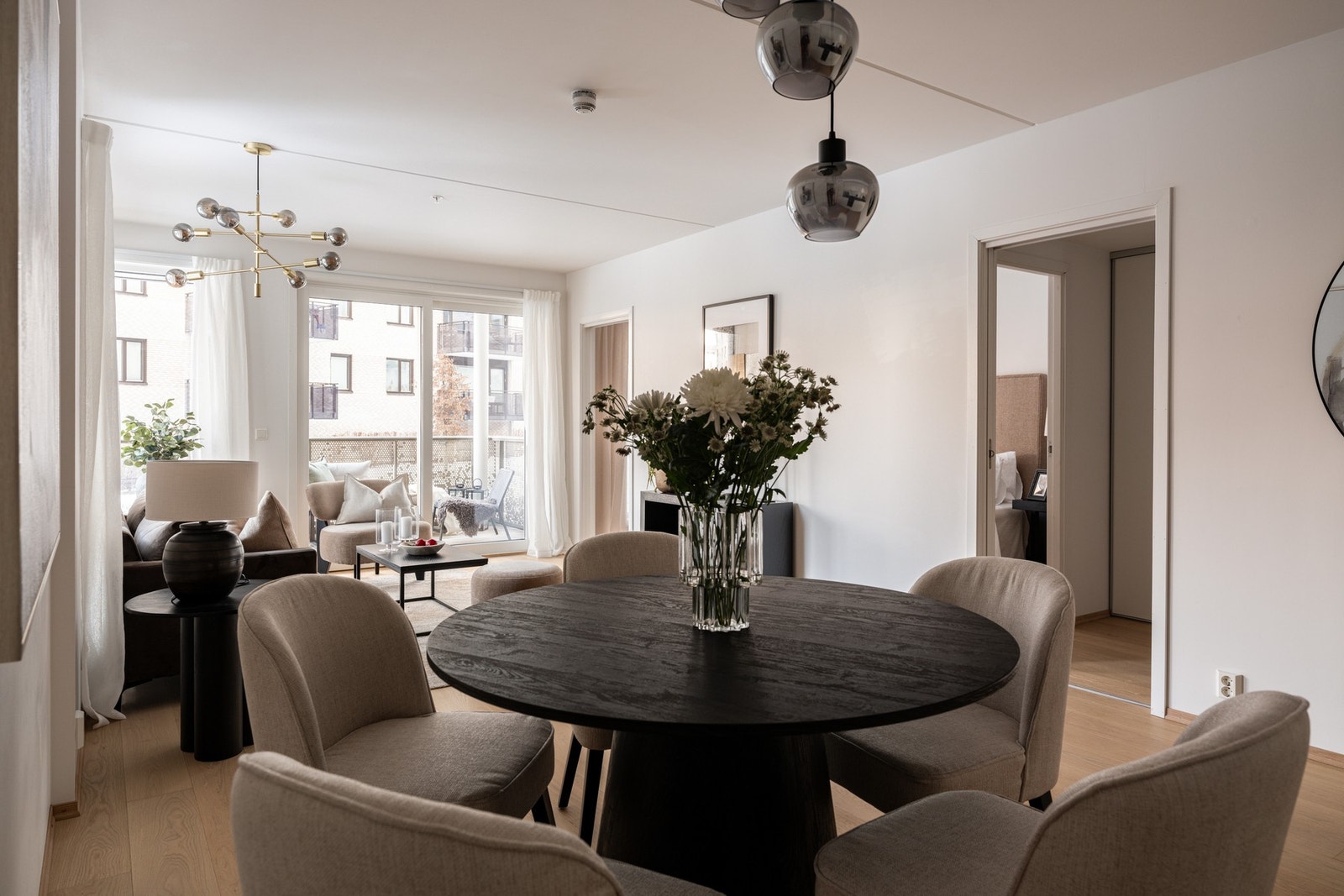 Her er det også god plass til stor spisebordsgruppe. Galleribilde