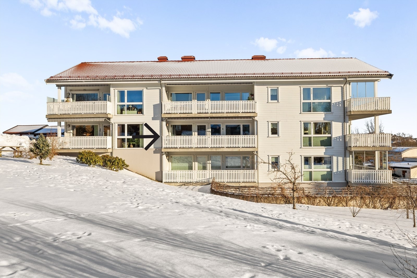 De åpne grøntområdene gir gode lysforhold og en mindre tett bebyggelse, noe som oppleves både trivelig og harmonisk. Her er det rom for lek, opphold og uformelle møteplasser, samtidig som man bevarer en privat og skjermet atmosfære rundt egen bolig. Galleribilde