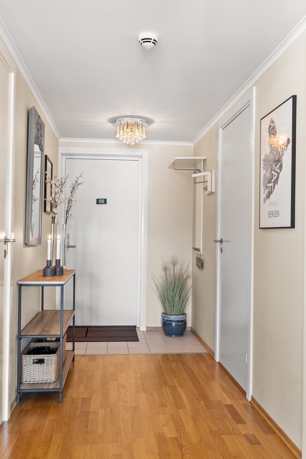 Entréen fremstår som lys, innbydende og velholdt - et rom som setter en positiv tone idet man kommer inn døren. Her møtes man av en luftig atmosfære og pene overflater som gir et ryddig og harmonisk uttrykk. Galleribilde