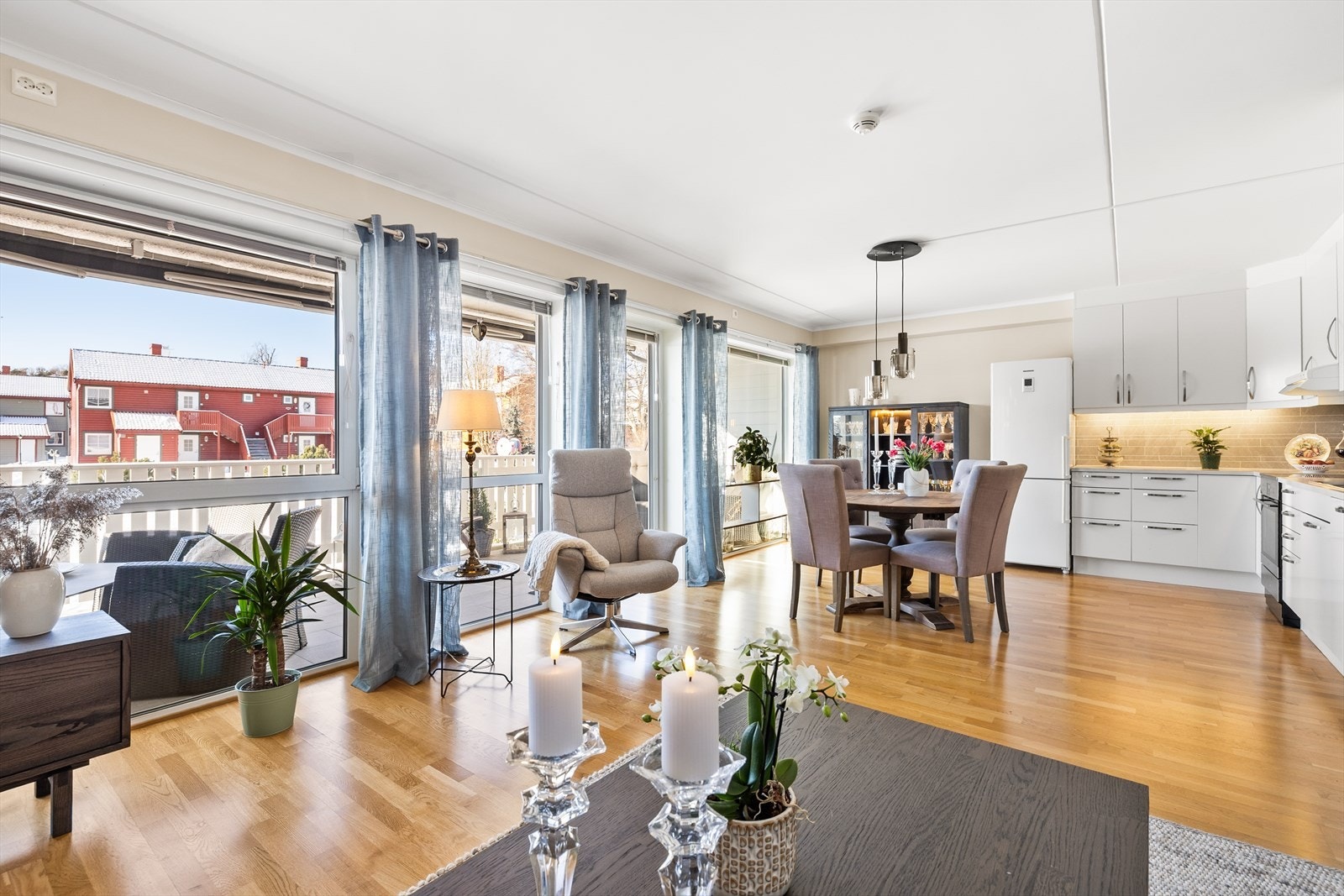 Veggene er malt i en dus og behagelig fargetone som skaper en rolig og avslappende atmosfære. Den lyse paletten gir rommet et moderne preg og gjør det enkelt å sette sitt personlige uttrykk gjennom møbler og interiør. Galleribilde