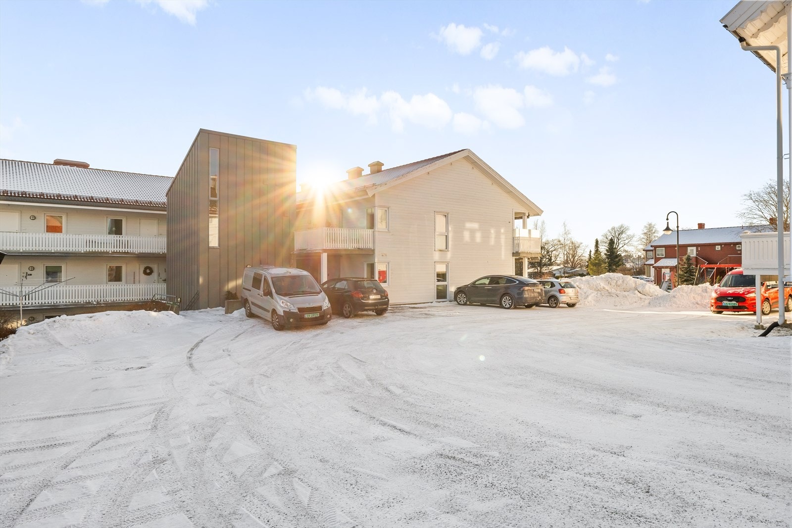 Det er etablert felles gjesteparkering i tilknytning til området, noe som er en svært praktisk og etterspurt kvalitet. Her kan besøkende parkere enkelt og bekvemt, uten å måtte benytte private oppstillingsplasser. Galleribilde