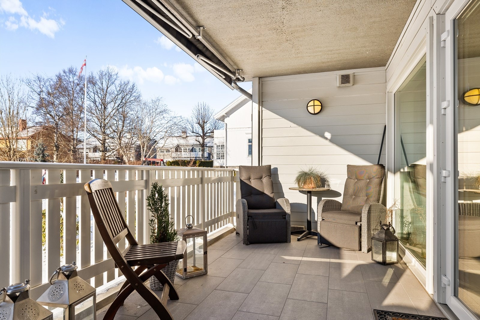 Fra stuen er det direkte utgang til en solrik terrasse på ca. 18 kvm. Terrassen fungerer som en naturlig forlengelse av oppholdsrommet i sommerhalvåret og gir flotte muligheter for utemøbler, grill og hyggelige sittegrupper. Galleribilde