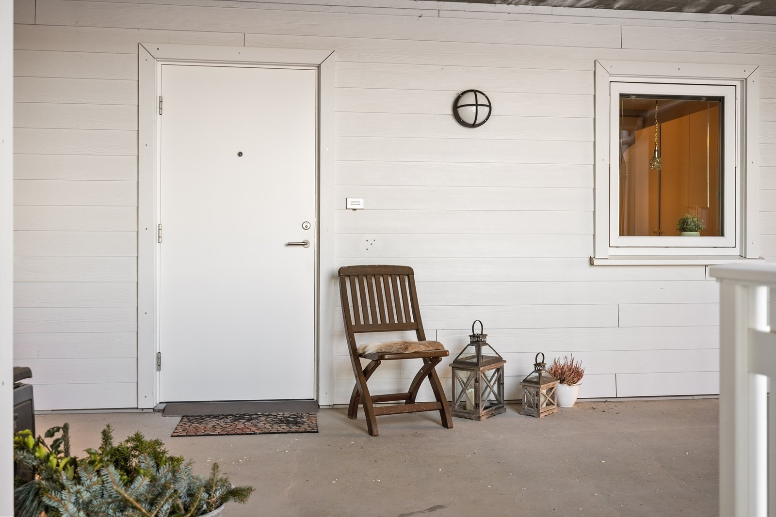 Boligen ønsker deg velkommen med et hyggelig inngangsparti som gir et godt førsteinntrykk allerede før du trer innenfor døren. Her får du følelsen av å komme hjem til noe eget - en privat og lun adkomst som skaper både trivsel og funksjonalitet. Galleribilde