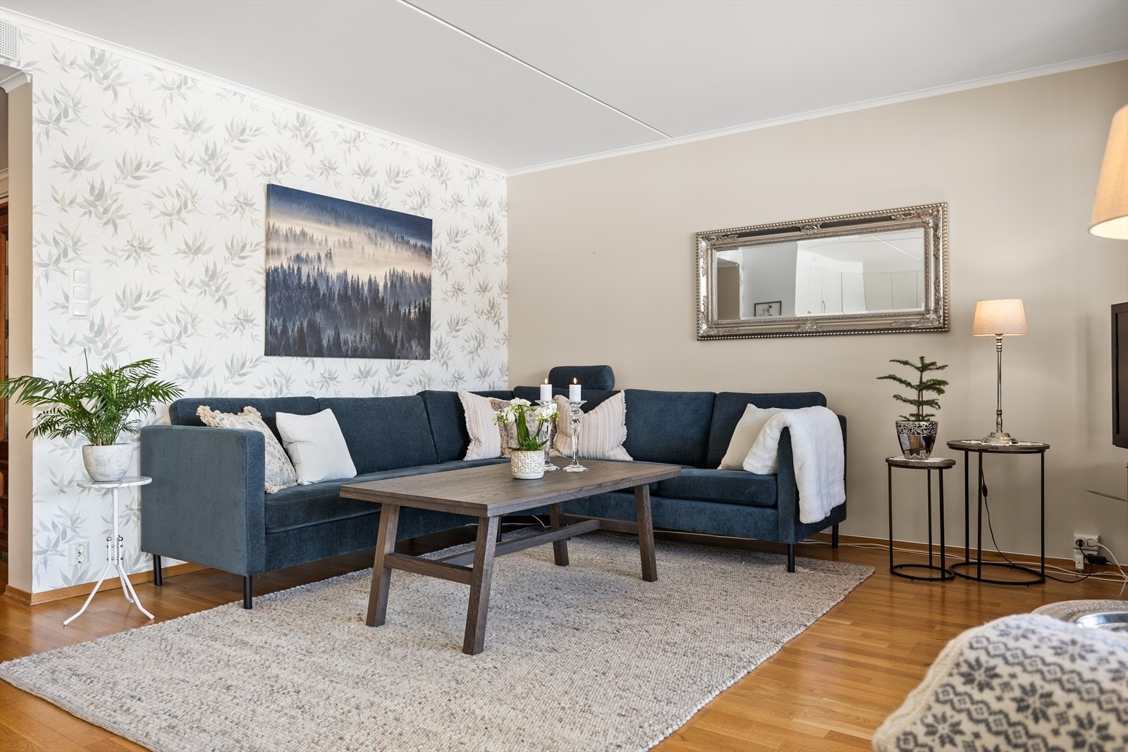 Stuen fremstår som både stilfull og svært hyggelig - et rom det er lett å trives i. På gulvet ligger en klassisk trestavs eikeparkett som gir varme og karakter til rommet, og som samtidig danner et solid og tidløst fundament for videre innredning. Galleribilde