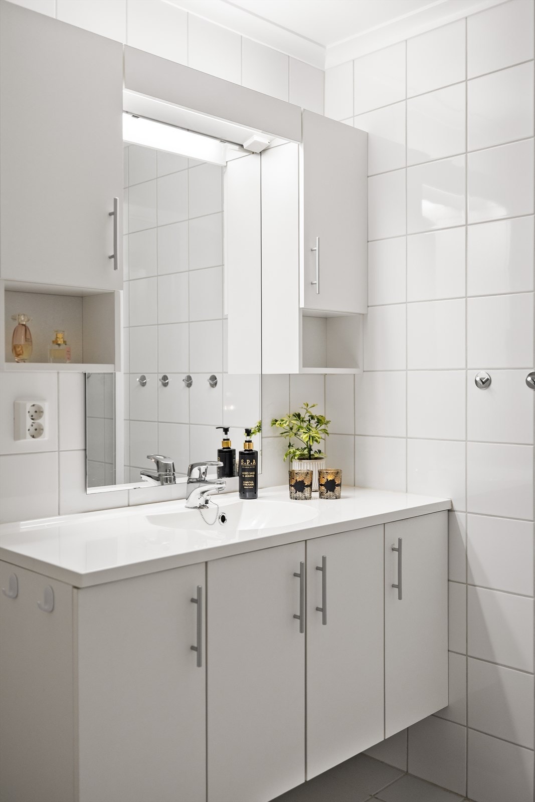 Den smarte lagringsplassen gjør det enkelt å holde rommet ryddig og oversiktlig i hverdagen. Galleribilde