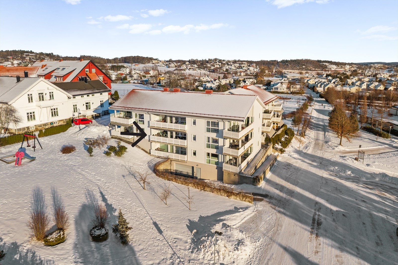 Borettslaget fremstår som særdeles velholdt og innbydende, med en parkmessig opparbeidet tomt som gir et gjennomført og svært tiltalende førsteinntrykk. Galleribilde