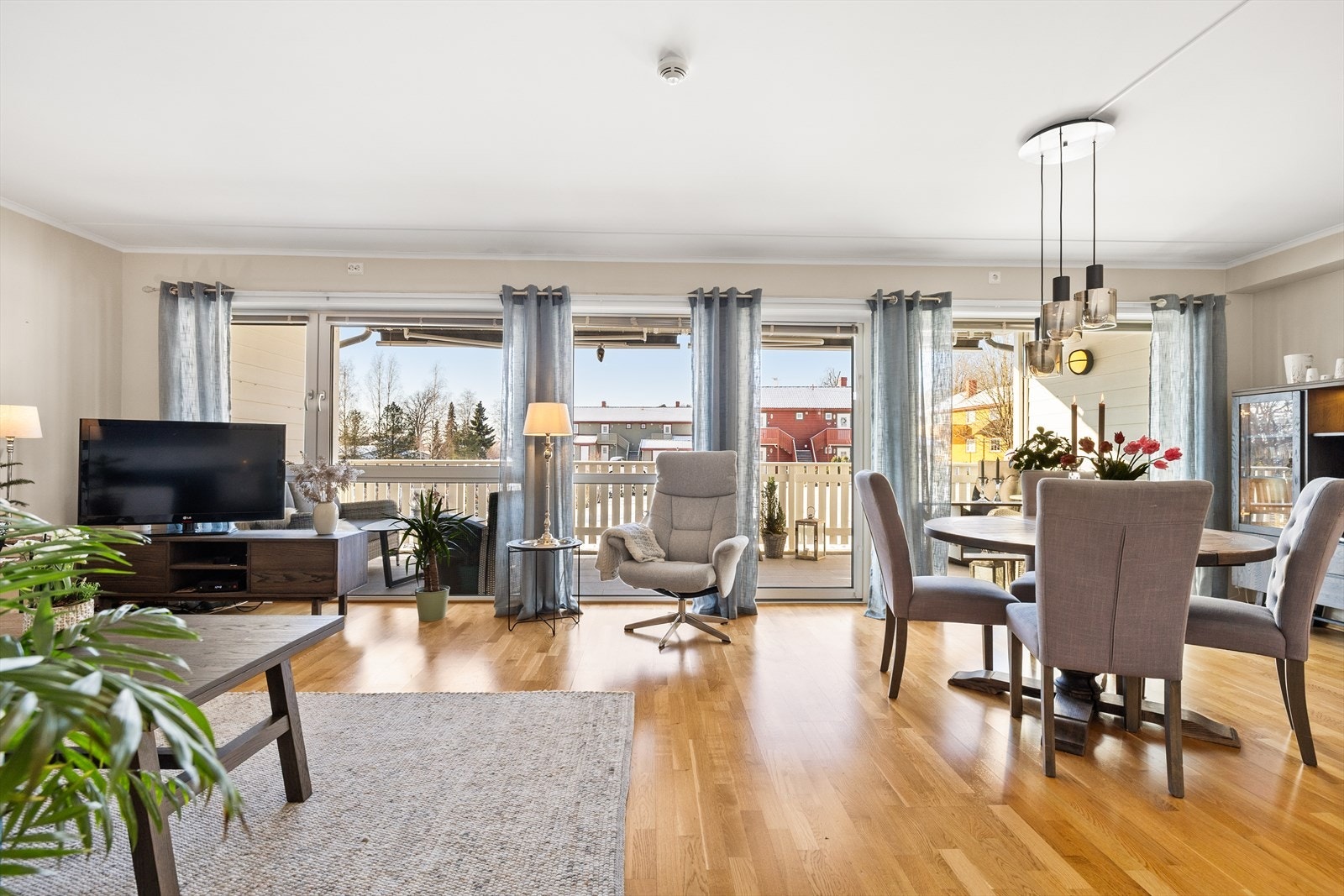 Alt i alt en lys og tiltalende stue med gjennomført stil og direkte tilgang til attraktive utearealer - et rom som kombinerer komfort, estetikk og funksjonalitet på en svært god måte. Galleribilde