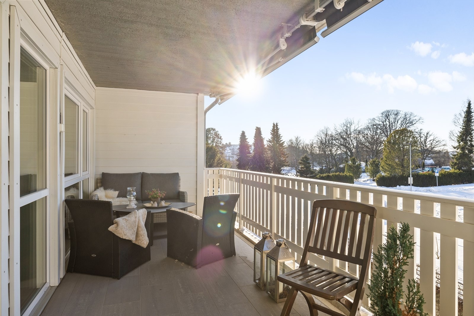 Her kan man nyte lange sommerdager, morgenkaffen i solen eller sene kvelder med gode samtaler. Den gode størrelsen gir fleksibilitet og rom for ulike soner - enten man ønsker spiseplass, loungeområde eller begge deler. Galleribilde