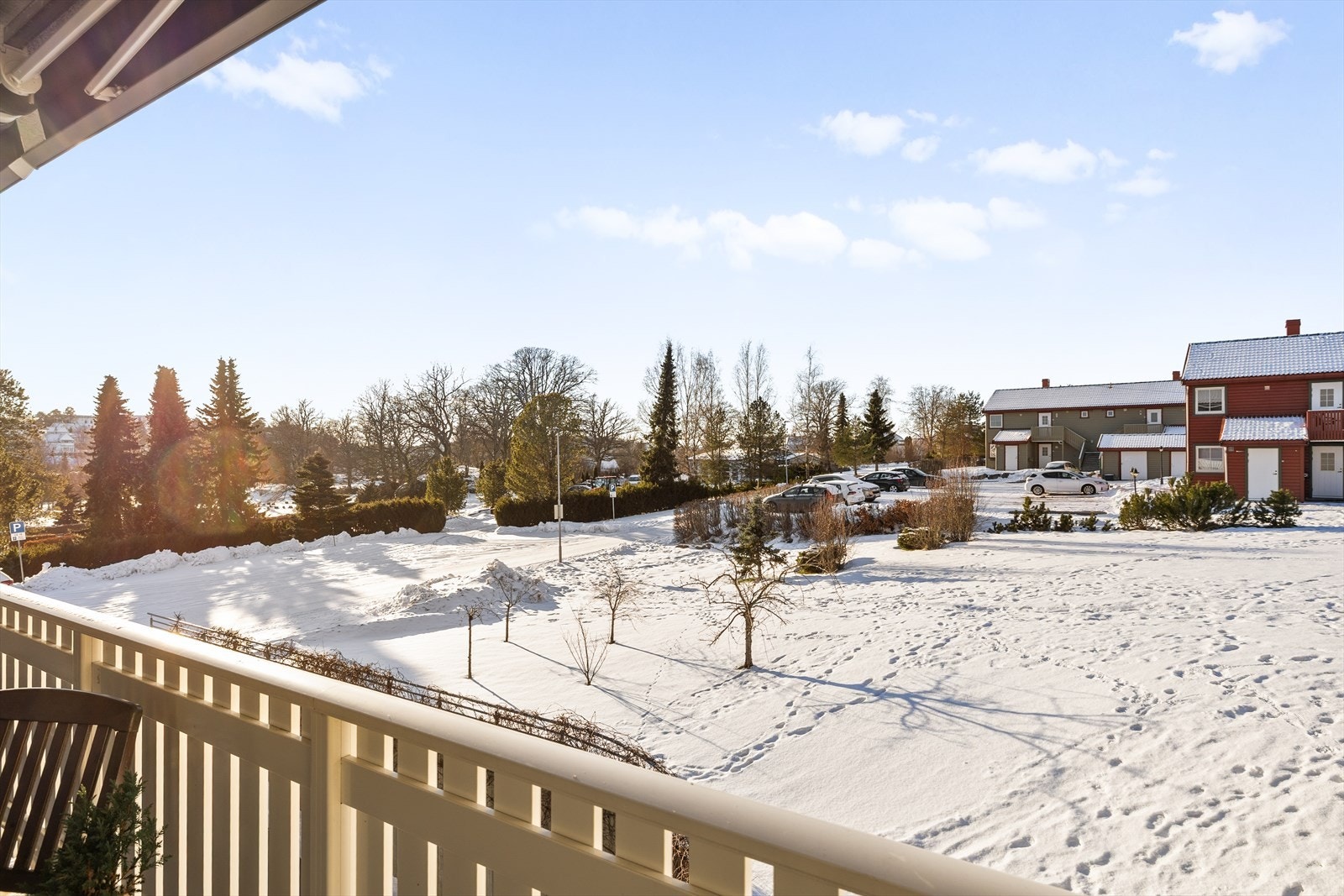 Det er store, åpne arealer mellom bygningene som gir en luftig og romslig bebyggelse. Dette skaper en behagelig avstand mellom boligene og bidrar til en følelse av frihet og oversikt i området. Galleribilde