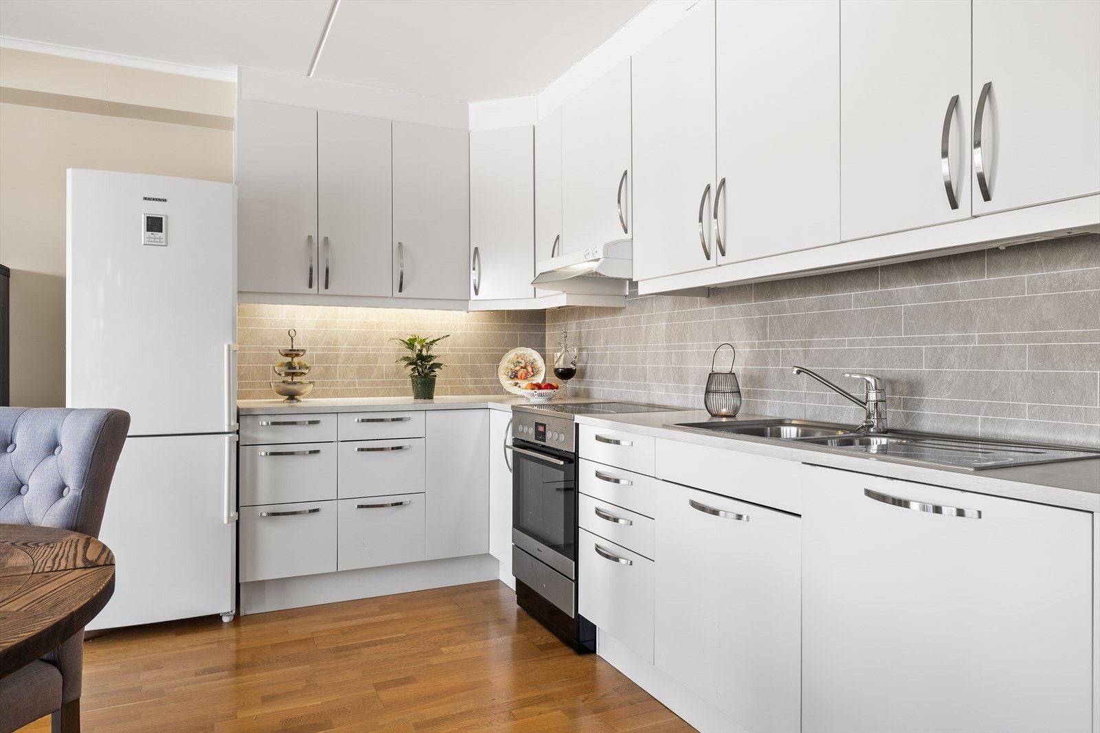 Mellom benk og overskap er det montert vannfast plate på vegg, noe som både beskytter overflatene og gir et pent og helhetlig uttrykk. Galleribilde