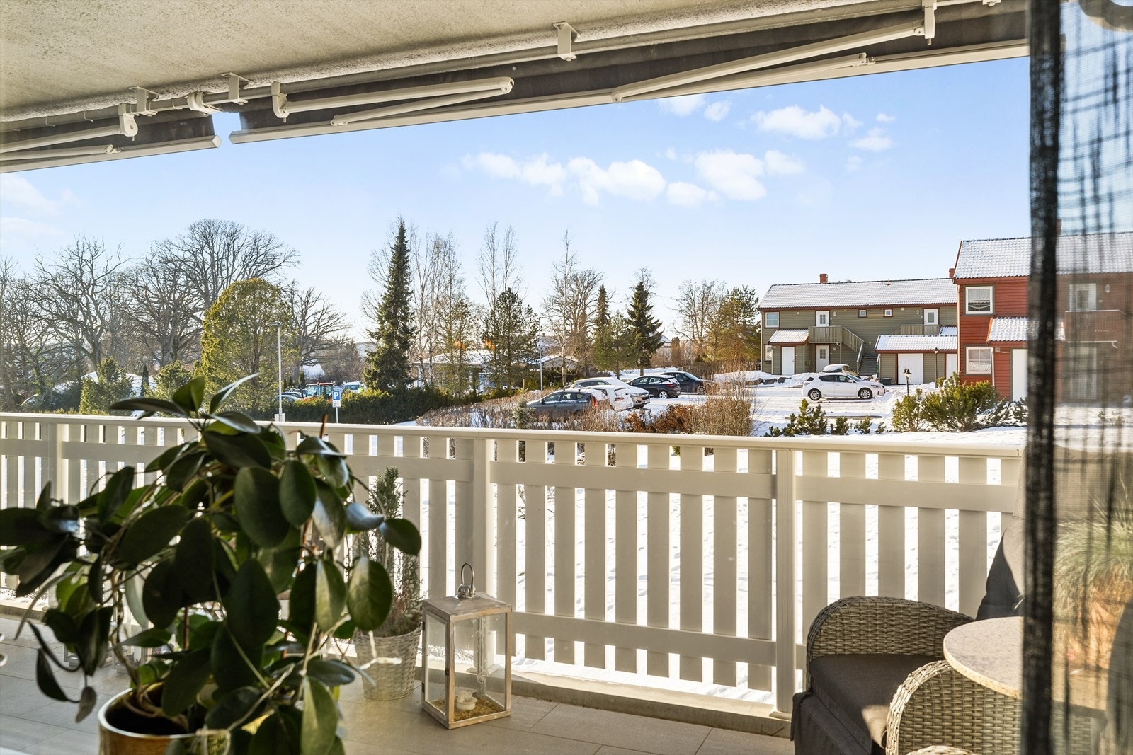 Terrassen er utstyrt med markise, noe som gir ekstra komfort og fleksibilitet gjennom hele dagen. Her kan du enkelt skjerme for sterk sol på varme sommerdager, eller skape en lun og behagelig atmosfære når solen står lavt. Galleribilde