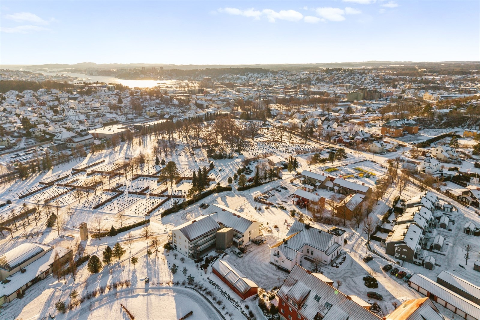 Fra eiendommen er det behagelig gangavstand til byens komplette servicetilbud. Dette er beliggenheten for deg som ønsker å ha alt innen rekkevidde - enten det gjelder en spontan bytur, handling etter jobb eller hyggelige møter med venner. Galleribilde