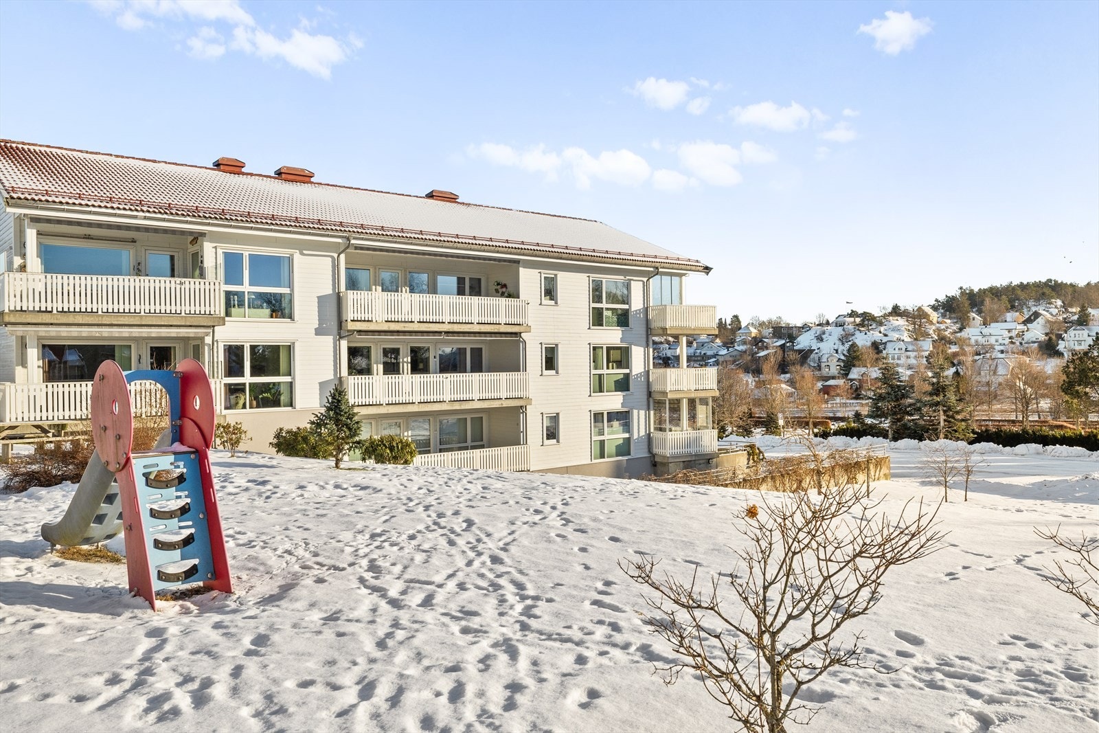 Området byr på en hyggelig og oversiktlig lekeplass for de minste - et naturlig samlingspunkt for lek og aktivitet i trygge omgivelser. Her kan barna boltre seg fritt, samtidig som foreldre enkelt kan følge med. Galleribilde