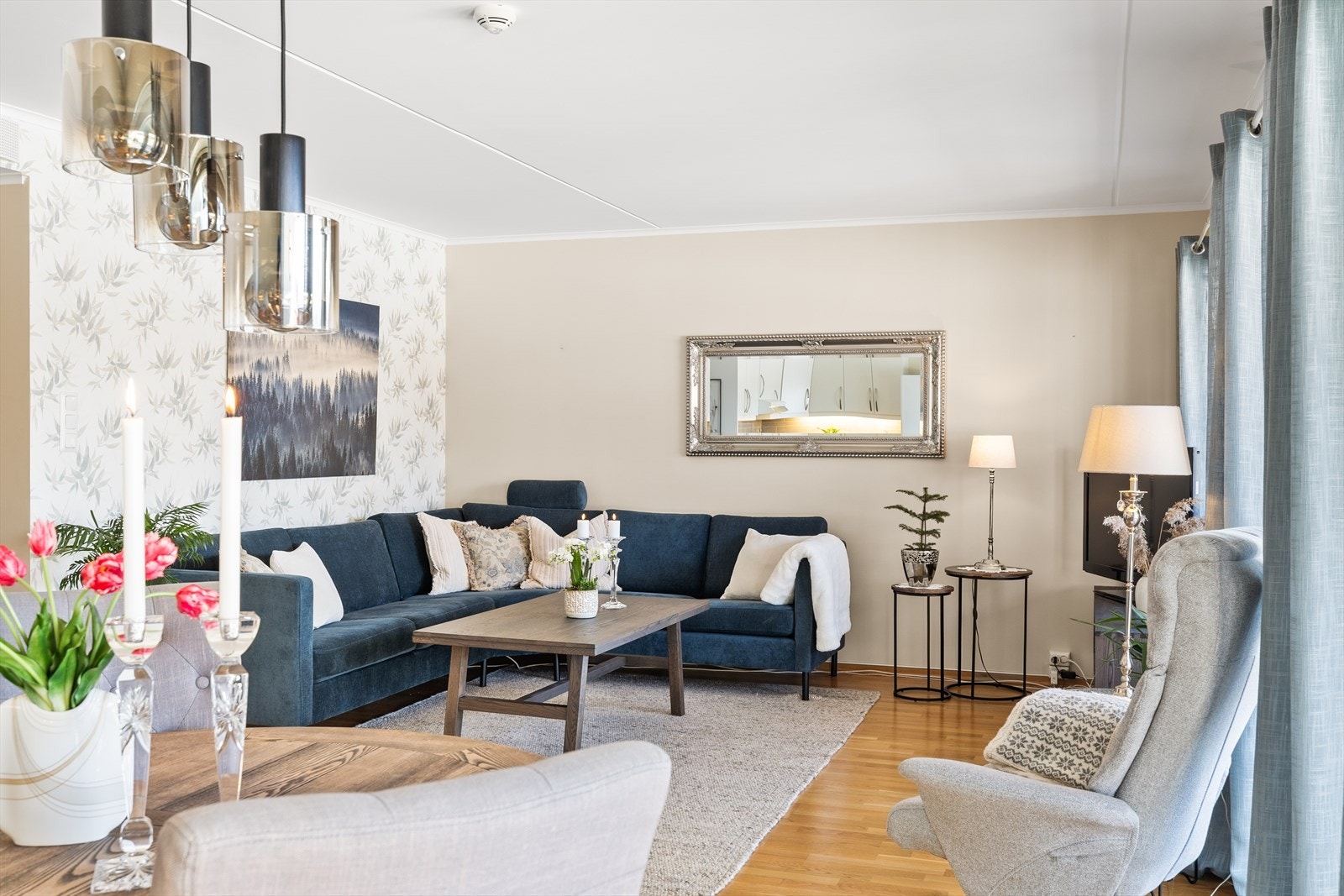 Parketten harmonerer flott med de øvrige overflatene og bidrar til en lun og gjennomført helhet. Galleribilde