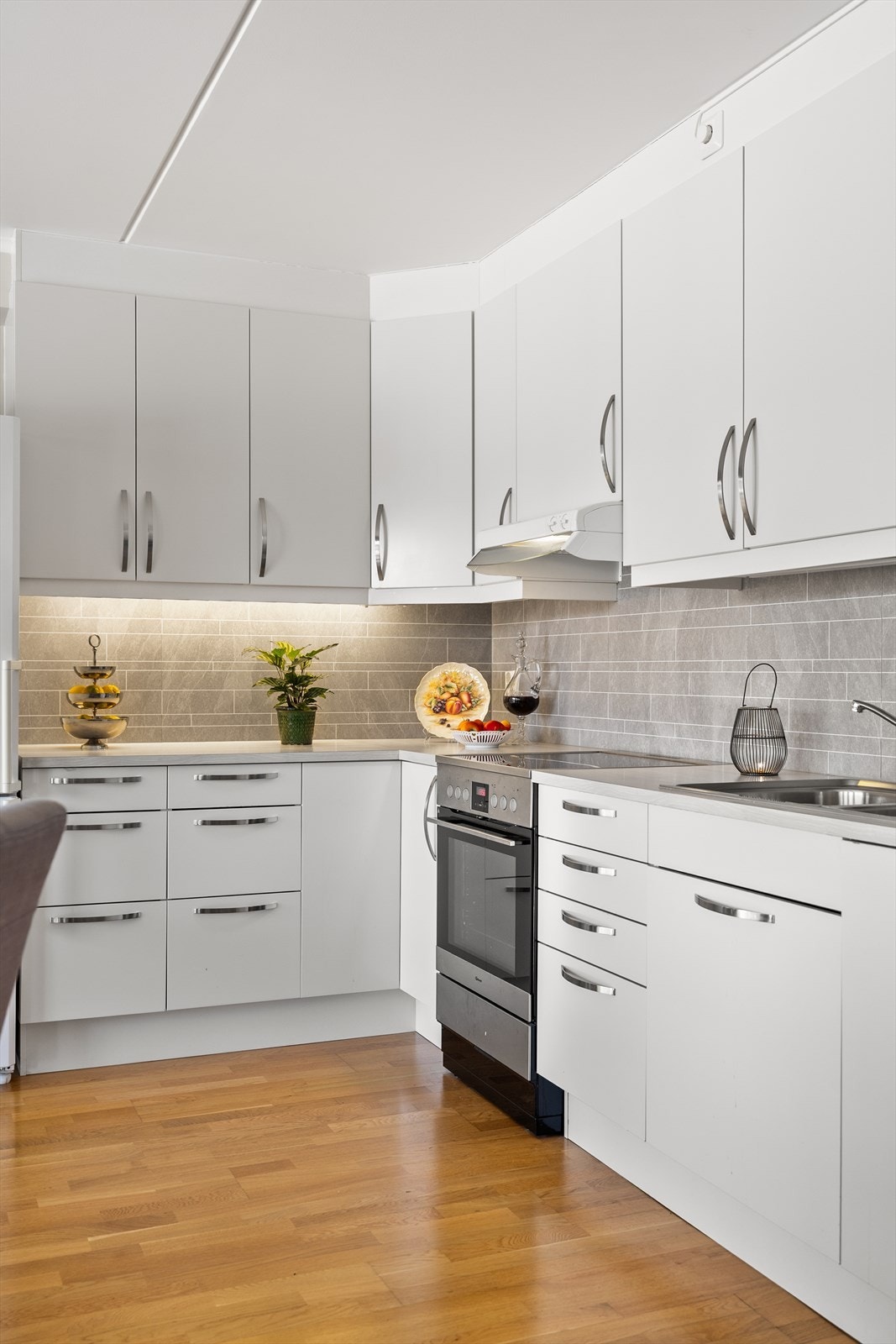 Benkeplaten er utført i slitesterk laminat og gir gode arbeidsflater til matlaging og forberedelser. Nedfelt oppvaskkum i rustfritt stål gir et helhetlig og funksjonelt preg, og gjør det enkelt å holde området rundt vasken rent og praktisk i bruk. . Galleribilde