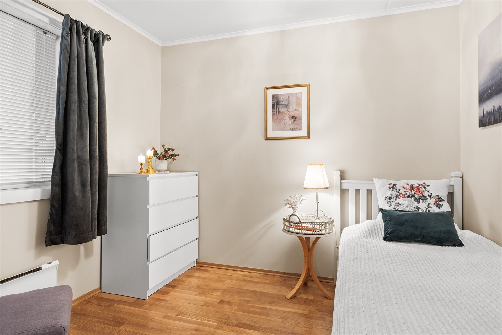 Lyse overflater og godt med naturlig lys bidrar til en luftig og behagelig atmosfære. Rommene oppleves innbydende og rolige - perfekte som hovedsoverom og barnerom, men også godt egnet som gjesterom eller hjemmekontor etter behov. Galleribilde