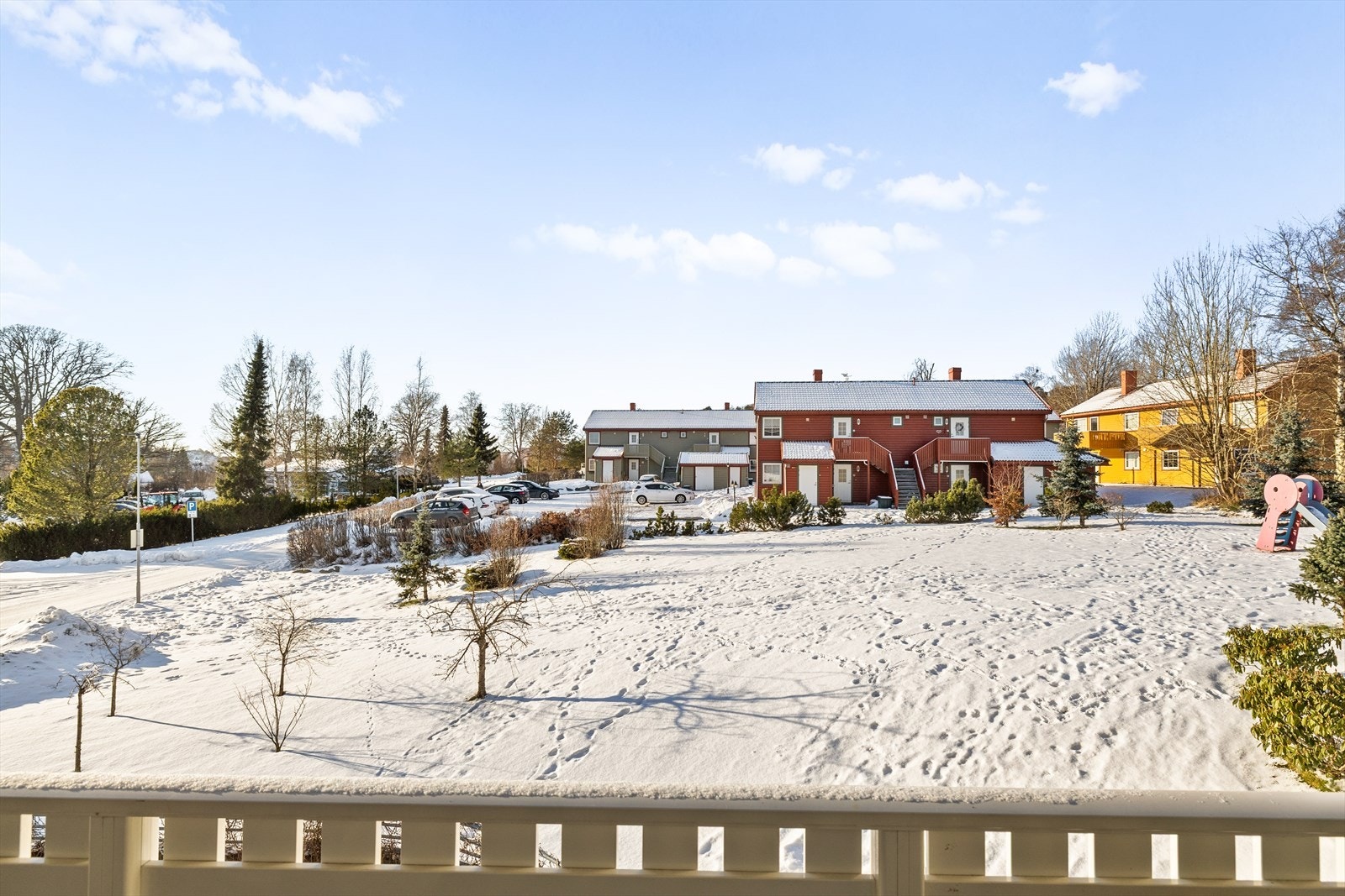 Det gode utsynet bidrar til en lys og luftig opplevelse, og gjør terrassen til et naturlig favorittsted i sommerhalvåret. En kvalitet som virkelig løfter uteplassen og gir en ekstra følelse av trivsel og frihet. Galleribilde