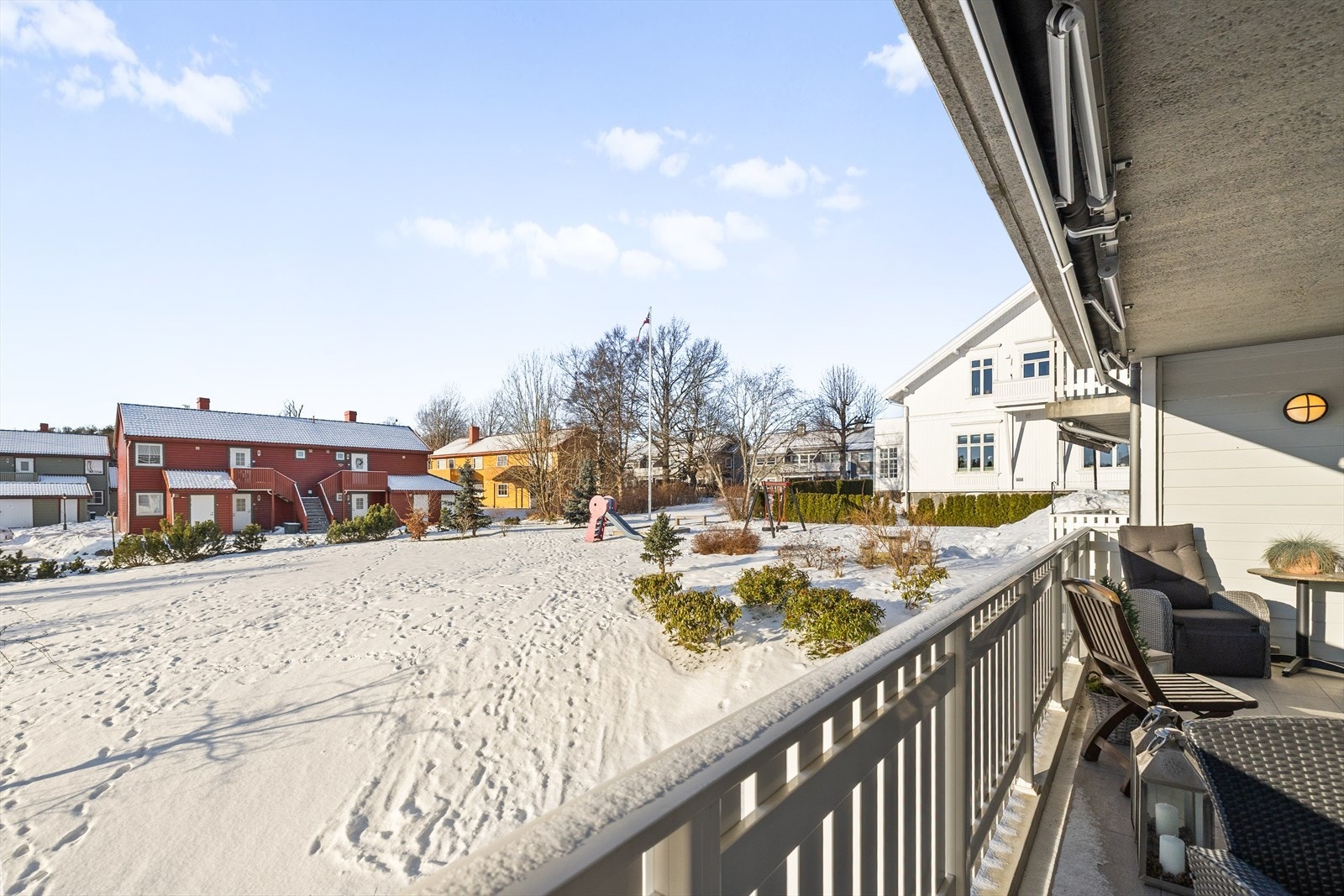 Fra terrassen kan du nyte et fint og åpent utsyn som gir en ekstra dimensjon til uteplassen. Her sitter du med en behagelig følelse av luft og rom rundt deg - perfekt for rolige morgener med kaffe i solen eller avslappende kvelder med utsikt i bakgrunnen. Galleribilde