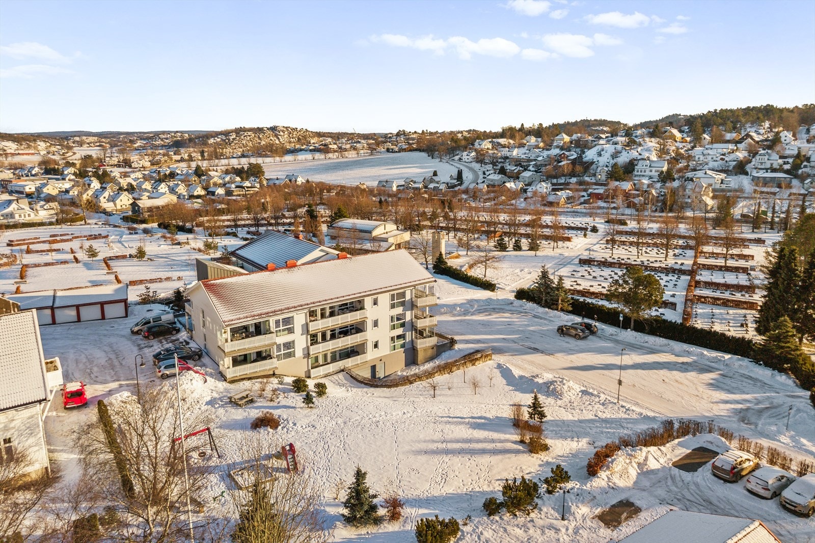 Boligen har en meget attraktiv og sentral beliggenhet, rett nord for selve bykjernen - med kort vei til alt du trenger i hverdagen. Her bor du urbant og bekvemt, samtidig som du har natur og rekreasjon like i nærheten. Galleribilde
