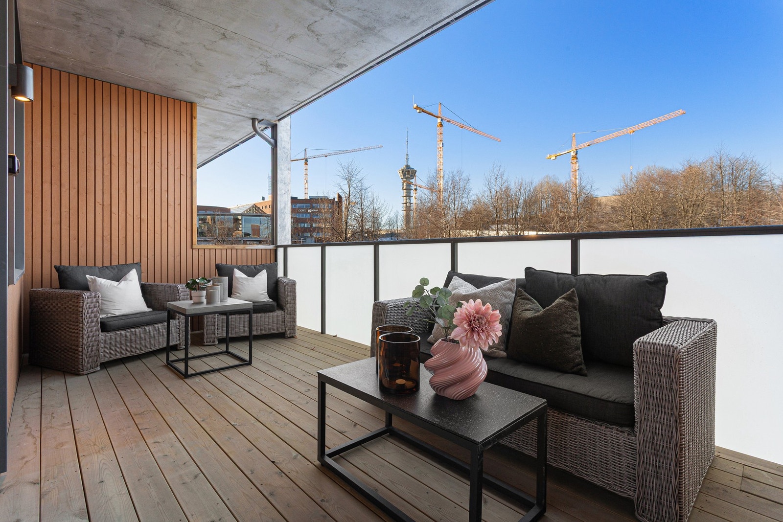 Balkongen er ypperlig å benytte på varme dager i sommerhalvåret. Galleribilde