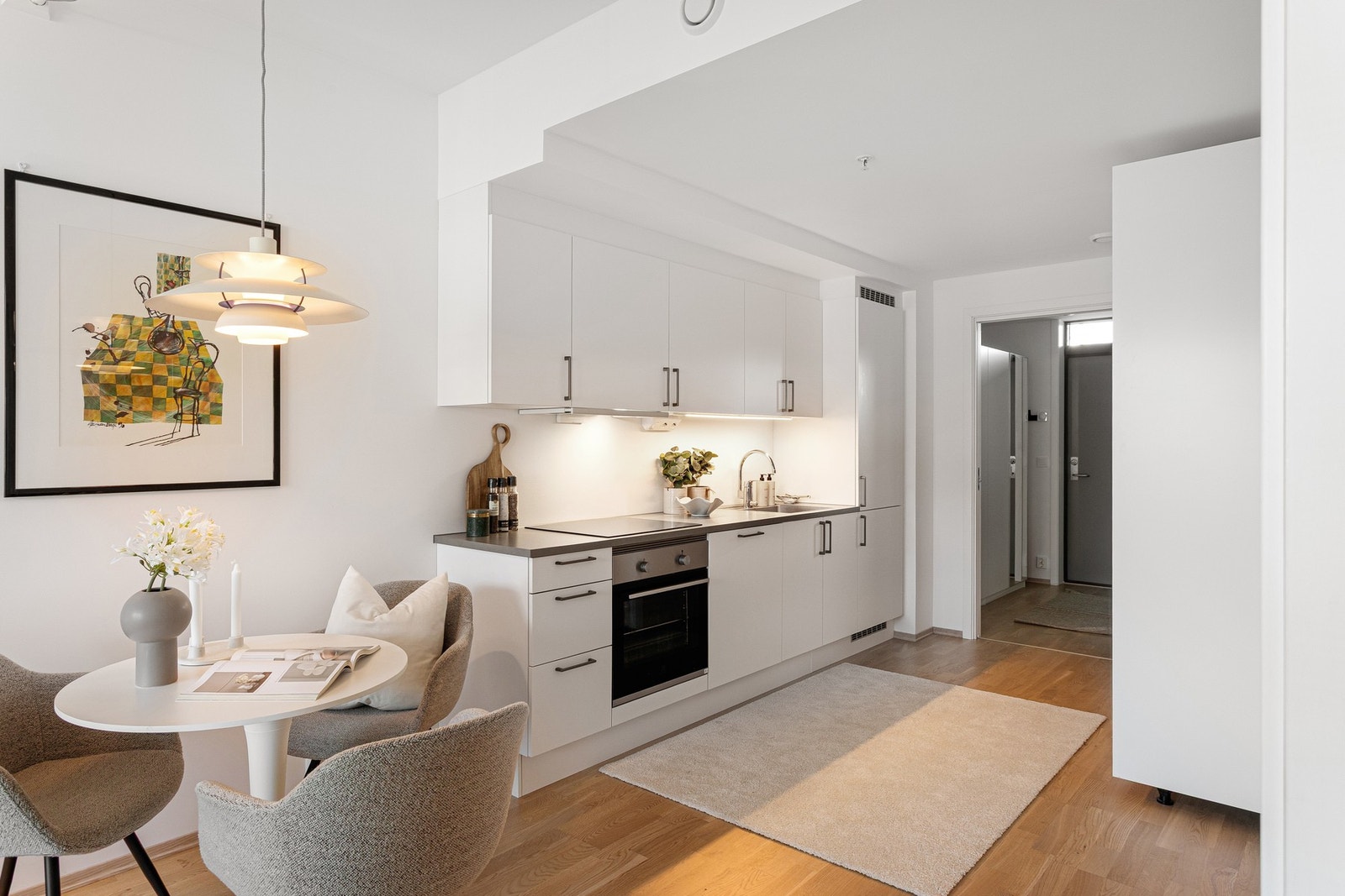 Lyst og pent kjøkken fra 2024 med flott innredning og integrerte hvitevarer. Galleribilde