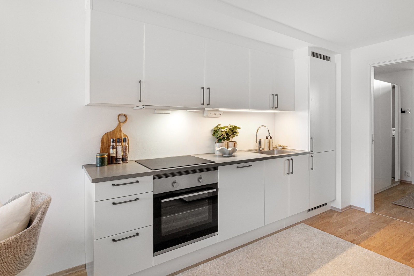 Kjøkkenet er innredet med plane fronter og laminert benkeplate. Galleribilde