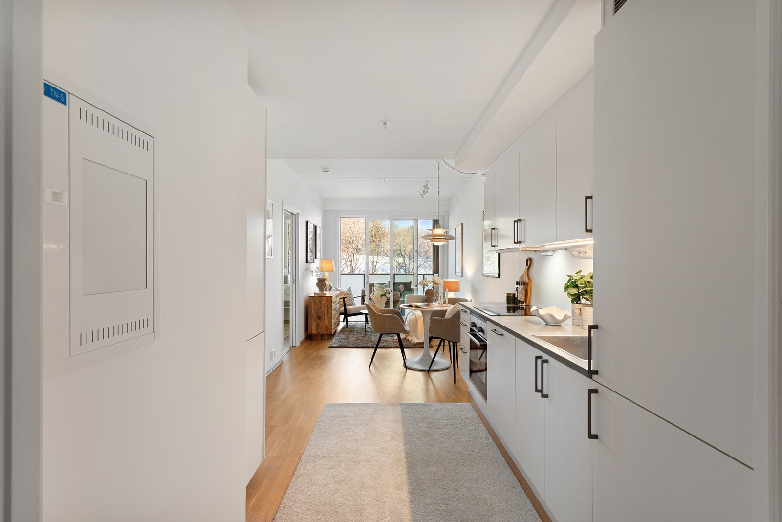 Leiligheten har et naturlig skille mellom stue og kjøkken noe som gir flere sosiale soner. Galleribilde