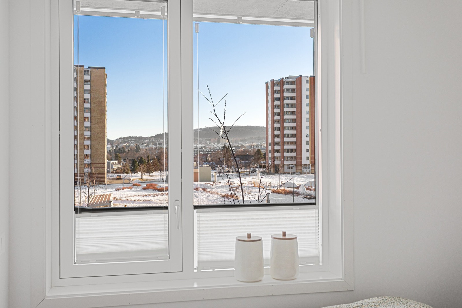 Soverommet har store vinduer som slipper inn rikelig med naturlig lys. Galleribilde